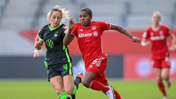 Kathrin Hendrich vom VfL Wolfsburg (l.) im Zweikampf mit Lineth Beerensteyn von Bayern München © imago images / foto2press 