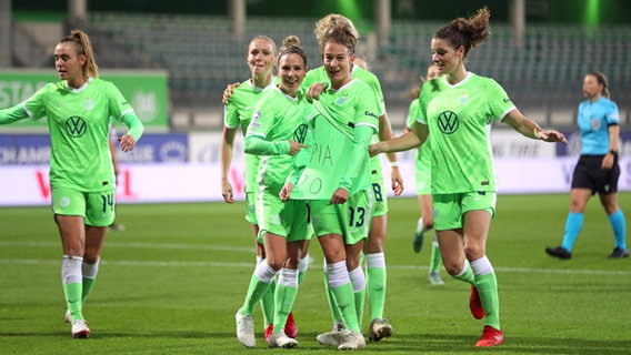 Svenja Huth (3.v.l.) jubelt mit der Wolfsburger Mannschaft nach ihrem Tor zum 1:0 Wolfsburg. © IMAGO /regios24 