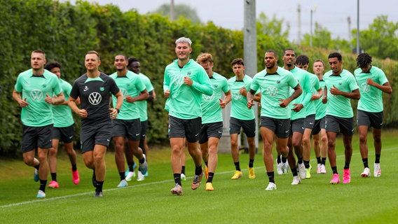 Die Spielerinnen des VfL Wolfsburg joggen beim Training © IMAGO/Darius Simka 