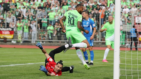 Wolfsburgs Lukas Nmecha (Nr. 10) trifft zum 1:0 gegen Makkabi Berlin. © IMAGO / Contrast 