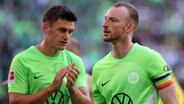 Die Wolfsburger Fußballer Joakim Maehle (l.) und Maximilian Arnold. © IMAGO / regios24 