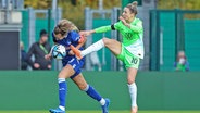 Svenja Huth (r.) vom VfL Wolfsburg im Duell mit Fabienne Dongus von der TSG Hoffenheim © IMAGO / foto2press 