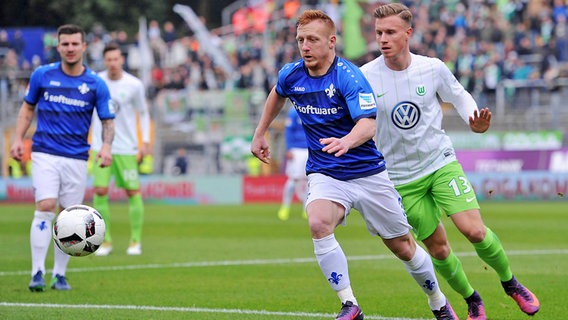 Laszlo Kleinheisler (l.) von Darmstadt 98 im Duell mit Yannick Gerhardt vom VfL Wolfsburg © IMAGO / Revierfoto 