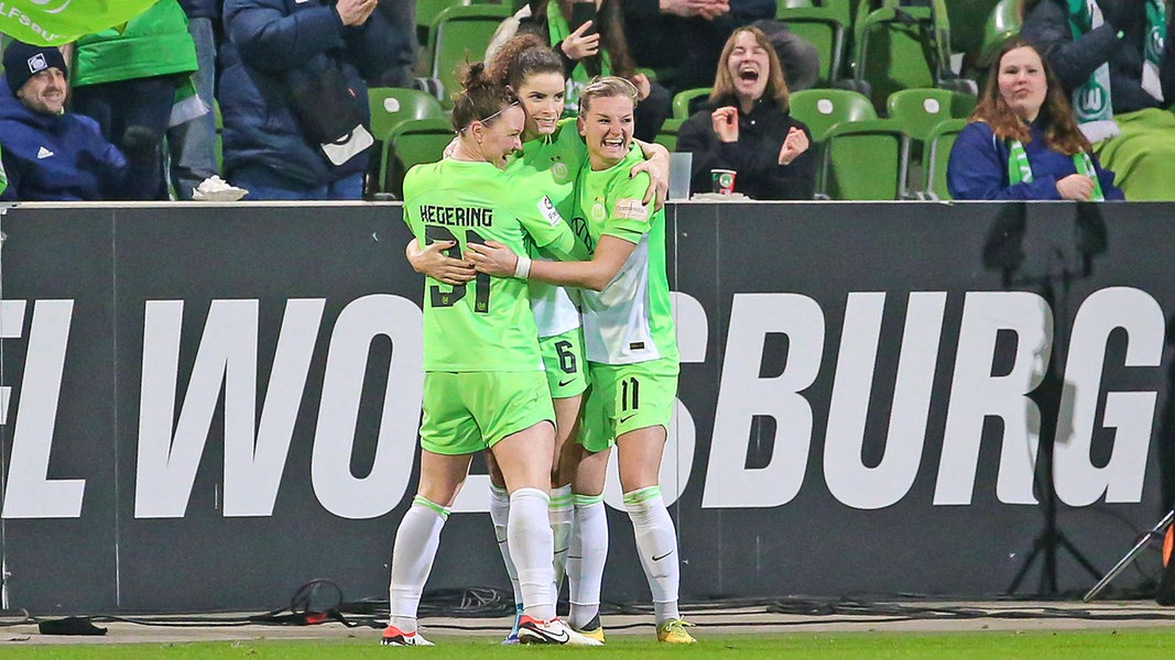 Marina Hegering, Dominique Janssen und Alexandra Popp (v.l.) vom VfL Wolfsburg bejubeln den Siegtreffer von Janssen gegen Werder Bremen 
