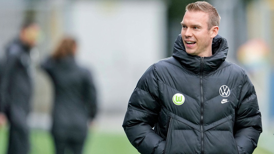 Wolfsburgs Trainer Tommy Stroot 