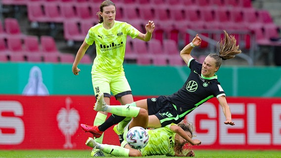 Die Wolfsburgerin Ewa Pajor (in schwarz) wird gegen die SGS Essen zu Fall gebracht © IMAGO / firo Sportphoto / POOL Foto: Ralf Ibing