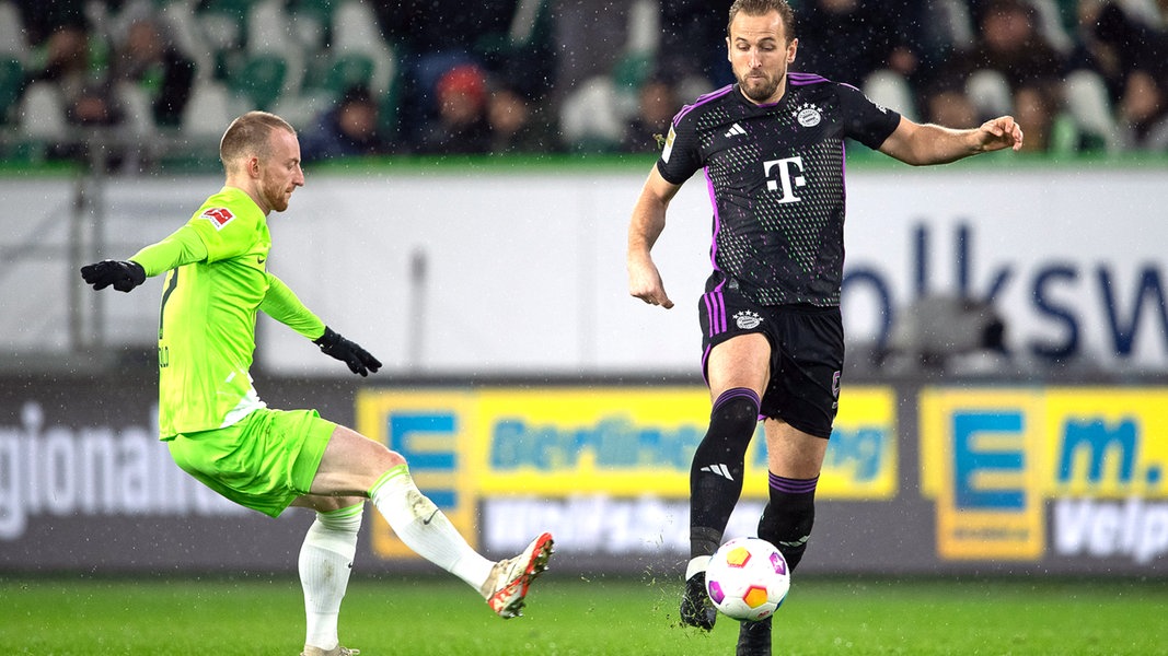Wolfsburgs Maximilian Arnold (l.) gegen Bayern Münchens Harry Kane