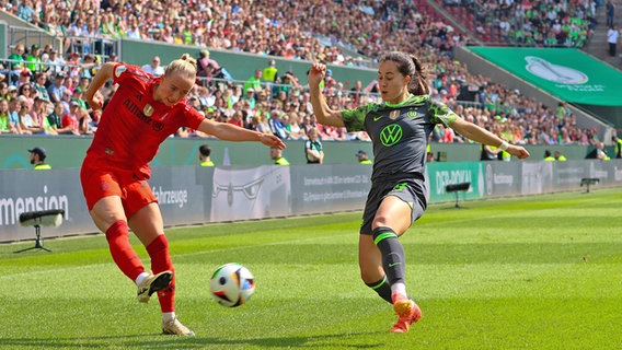 Lea Schüller (l.) vom FC Bayern München im Duell mit Nuria Rabano vom VfL Wolfsburg © IMAGO / Fotostand 