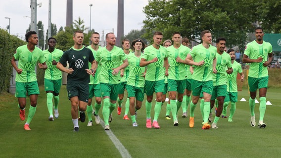 Die Wolfsburger Mannschaft beim Warmlaufen © imago images Foto: Jan Huebner