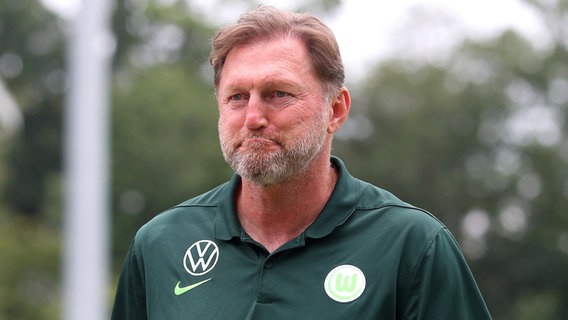 Trainer Ralph Hasenhüttl vom VfL Wolfsburg © IMAGO / regios24 
