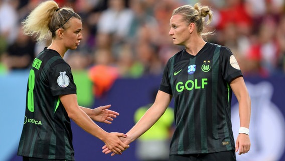 Wolfsburgs Lena Lattwein (l.) und Alexandra Popp klatschen ab. © picture alliance/dpa | Robert Michael 