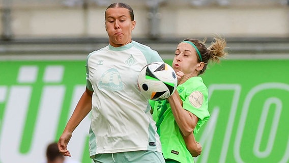 Kathrin Hendrich (r.) vom VfL Wolfsburg im Duell mit Larissa Mühlhaus © IMAGO / DeFodi 