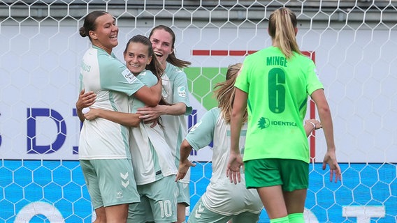 Die Fußballerinnen von Werder Bremen bejubeln das 1:1 im Spiel beim VfL Wolfsburg © IMAGO / foto2press 