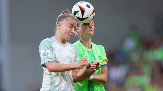 Michelle Ulbrich (l.) von Werder Bremen im Duell mit Alexandra Popp vom VfL Wolfsburg © IMAGO / DeFodi 