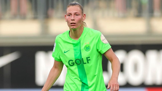 Sarai Linder vom VfL Wolfsburg © IMAGO / DeFodi 