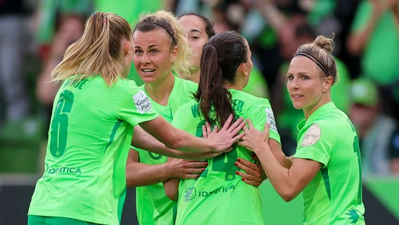 Lena Lattwein (VfL Wolfsburg) bejubelt ihren Treffer mit den Teamkolleginnen, Google Pixel Frauen-Bundesliga, VfL Wolfsburg vs SV Werder Bremen, AOK Stadion am 02. September 2024 in Wolfsburg © imago images Foto: De Fodi