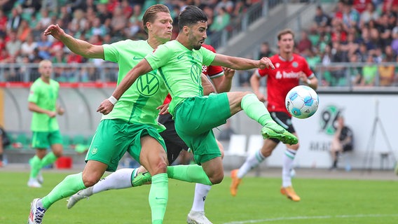 Kevin Behrens und Mohammed Amoura (v.l.) vom VfL Wolfsburg © IMAGO / regios24 