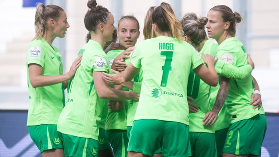 Die Spielerinnen des VfL Wolfsburg jubeln über das Tor zum 1:0 durch Alexandra Popp. ad hoc Arena im Ernst Abbe Sportfeld * © imago images Foto: Christoph Worsch