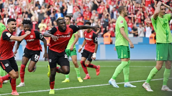 Leverkusens Victor Boniface trifft gegen den VfL Wolfsburg © Witters 