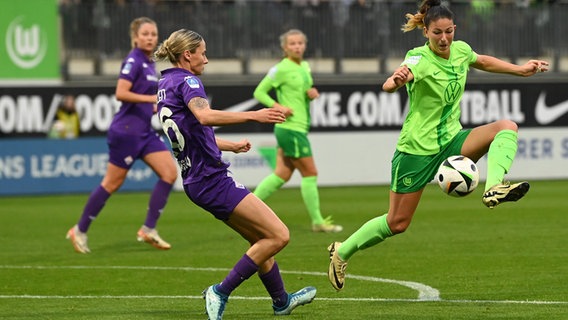 Champions League - Qualifikation, VfL Wolfsburg - ACF Florenz, 2. Qualifikationsrunde, 2. Runde, Rückspiele, AOK Stadion. Wolfsburgs Chantal Hagel (r) spielt gegen Florenz Kaja Erzen. © picture alliance /dpa Foto: Swen Pförtner