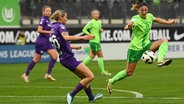 Champions League - Qualifikation, VfL Wolfsburg - ACF Florenz, 2. Qualifikationsrunde, 2. Runde, Rückspiele, AOK Stadion. Wolfsburgs Chantal Hagel (r) spielt gegen Florenz Kaja Erzen. © picture alliance /dpa Foto: Swen Pförtner