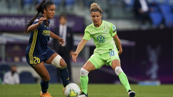 Svenja Huth VfL Wolfsburg und Sakina Karchaouie von Olympique Lyon © Imago / Sports Press Photo 