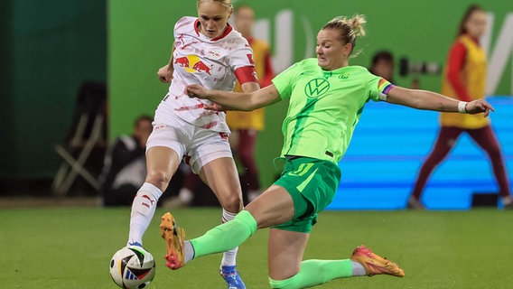 Alexandra Popp vom VfL Wolfsburg (r.) grätscht. © IMAGO / regios24 