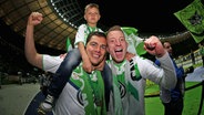 Marcel Schäfer (l.) und Maximilian Arnold bejubeln 2015 den Wolfsburger Pokalsieg. © IMAGO / MIS 