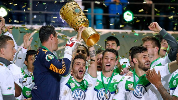 Die Wolfsburger Spieler feiern mit dem DFB-Pokal © picture alliance / Laci Perenyi 