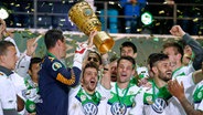 Die Wolfsburger Spieler feiern mit dem DFB-Pokal © picture alliance / Laci Perenyi 