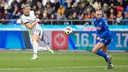 Wolfsburgs Alexandra Popp (l.) zieht gegen Hoffenheim ab © IMAGO / Sports Press Photo 