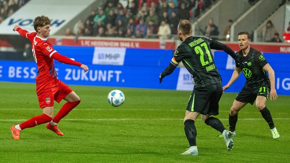 Heidenheims Paul Wanner (l.) im Kampf um den Ball mit Wolfsburgs Yannick Gerhardt (r.) und Maximilian Arnold © Imago Images Foto: Eibner-Pressefotox EP_EER