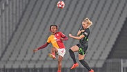 Rebecka Blomqvist (r.) vom VfL Wolfsburg im Duell mit Petrol Ofisi von Galatasaray Istanbul © picture alliance / Anadolu | Adem Kutucu 