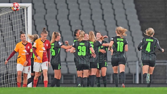 Jubel bei den Fußballerinnen des VfL Wolfsburg (r.) nach einem Torerfolg gegen Galatasaray Istanbul © picture alliance / Anadolu | Adem Kutucu 