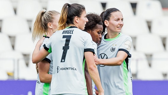 Die Fußballerinnen des VfL Wolfsburg bejubeln einen Treffer. © picture alliance / BEAUTIFUL SPORTS 