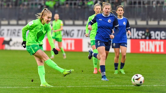 Janina Minge vom VfL Wolfsburg © IMAGO / Lobeca 