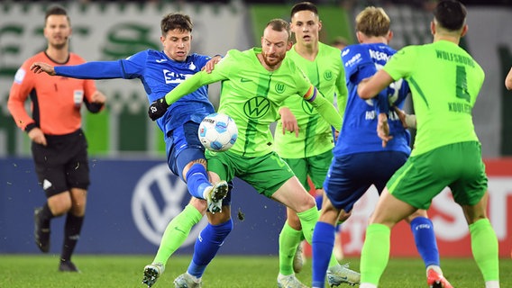 Wolfsburgs Maximilian Arnold (Mitte) im Duell mit zwei Hoffenheimern © picture alliance/dpa 