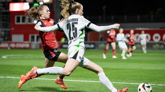 Die Wolfsburgerin Vivien Endemann (r.) in Aktion © IMAGO / Beautiful Sports 