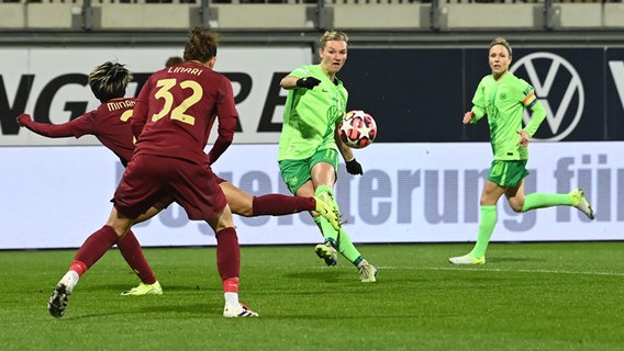 VfL Wolfsburg - AS Rom, Gruppenphase, Gruppe A, 5. Spieltag, AOK Stadion. Wolfsburgs Alexandra Popp (M) erzielt das Tor zum 1:0. © picture alliance / dpa Foto: Swen Pförtner