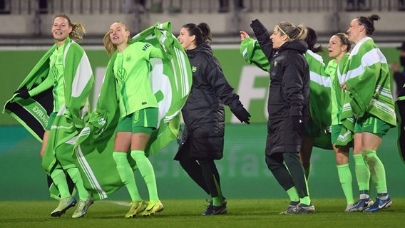 Die Frauen des VfL Wolfsburg tanzen ausgelassen nach dem 6:1-Sieg gegen die AS Rom. © picture alliance / dpa Foto: Swen Pförtner