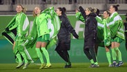 Die Frauen des VfL Wolfsburg tanzen ausgelassen nach dem 6:1-Sieg gegen die AS Rom. © picture alliance / dpa Foto: Swen Pförtner