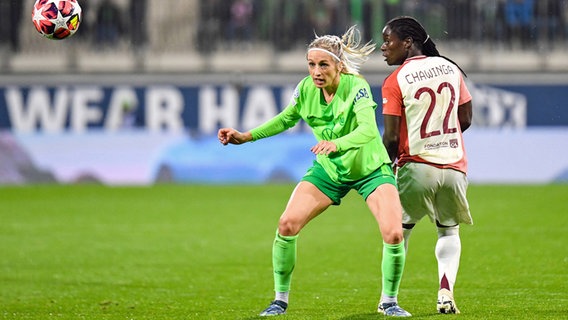 Wolfsburgs Kathrin Hendrich behauptet sich im Kopfballduell mit Lyons Tabitha Chawinga. © IMAGO / Lobeca 