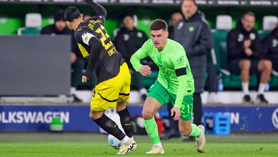 Wolfsburgs Joakim Maehle (r.) im Zweikampf mit Dortmunds Emre Can © Imago Images 