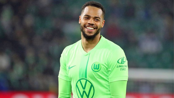 Wolfsburgs Lukas Nmecha lacht. © IMAGO / regios24 