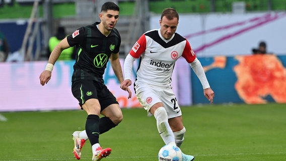 Wolfsburgs Konstantinos Koulierakis (l.) im Zweikampf mit Frankfurts Mario Götze © Imago Images 