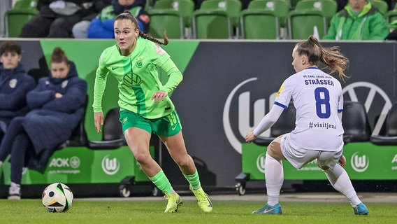 Diana Nemeth (l.) vom VfL Wolfsburg im Duell mit Felicia Sträßer vom FC Carl Zeiss Jena © IMAGO / foto2press 