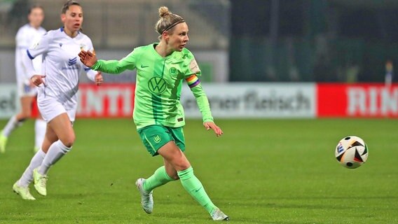 Svenja Huth vom VfL Wolfsburg im Spiel gegen Carl Zeiss Jena am Ball © IMAGO / regios24 