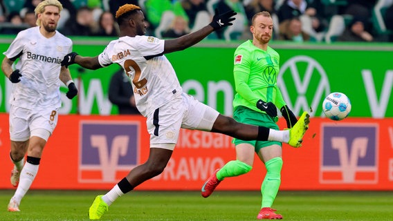 Wolfsburgs Maximilian Arnold (r.) im Zweikampf mit Leverkusens Victor Boniface © Imago Images 