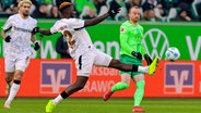 Wolfsburgs Maximilian Arnold (r.) im Zweikampf mit Leverkusens Victor Boniface © Imago Images 