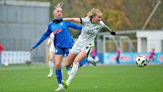 Jill Janssens (l.) von der TSG Hoffenheim im Duell mit Janina Minge vom VfL Wolfsburg © IMAGO / Eibner 